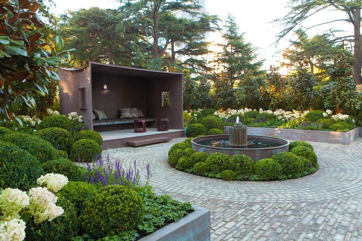 Incredible lanscaping of boxwoods by Paul Bangay