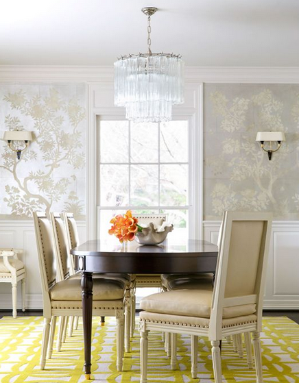 Dining room with soft wallpaper via D Home Magazine
