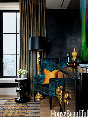 Dramatic lamp and sitting area by Jamie Drake via HB