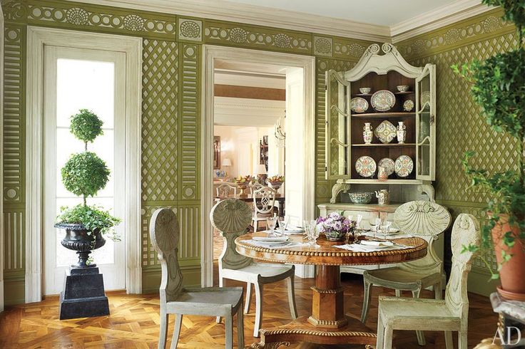 Bob Christian Decorative Art paints these wall patterns in a lattice form in a Virginia home by Bunny Williams via AD