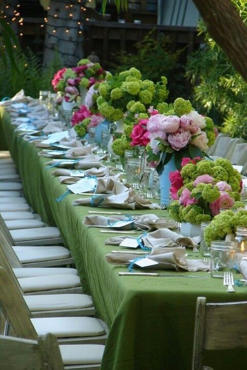 Springy pops of color on this tablescape