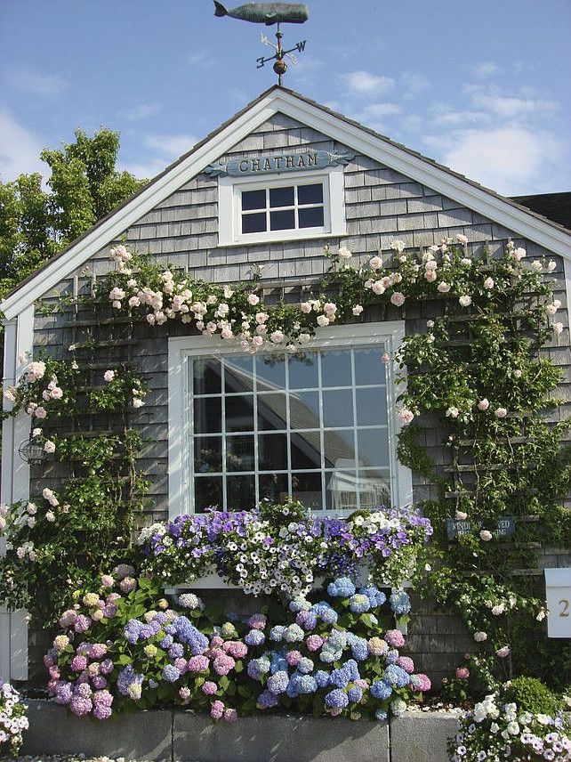 sweet cottage via Home Bunch