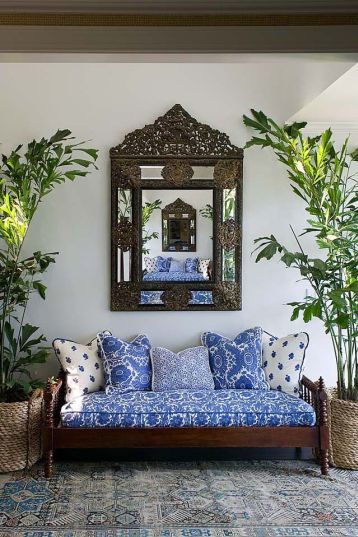 Blue and white daybed vua Phoebe Howard