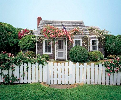 Sweet shingle style cottage by Jeffrey Bilhuber via AD