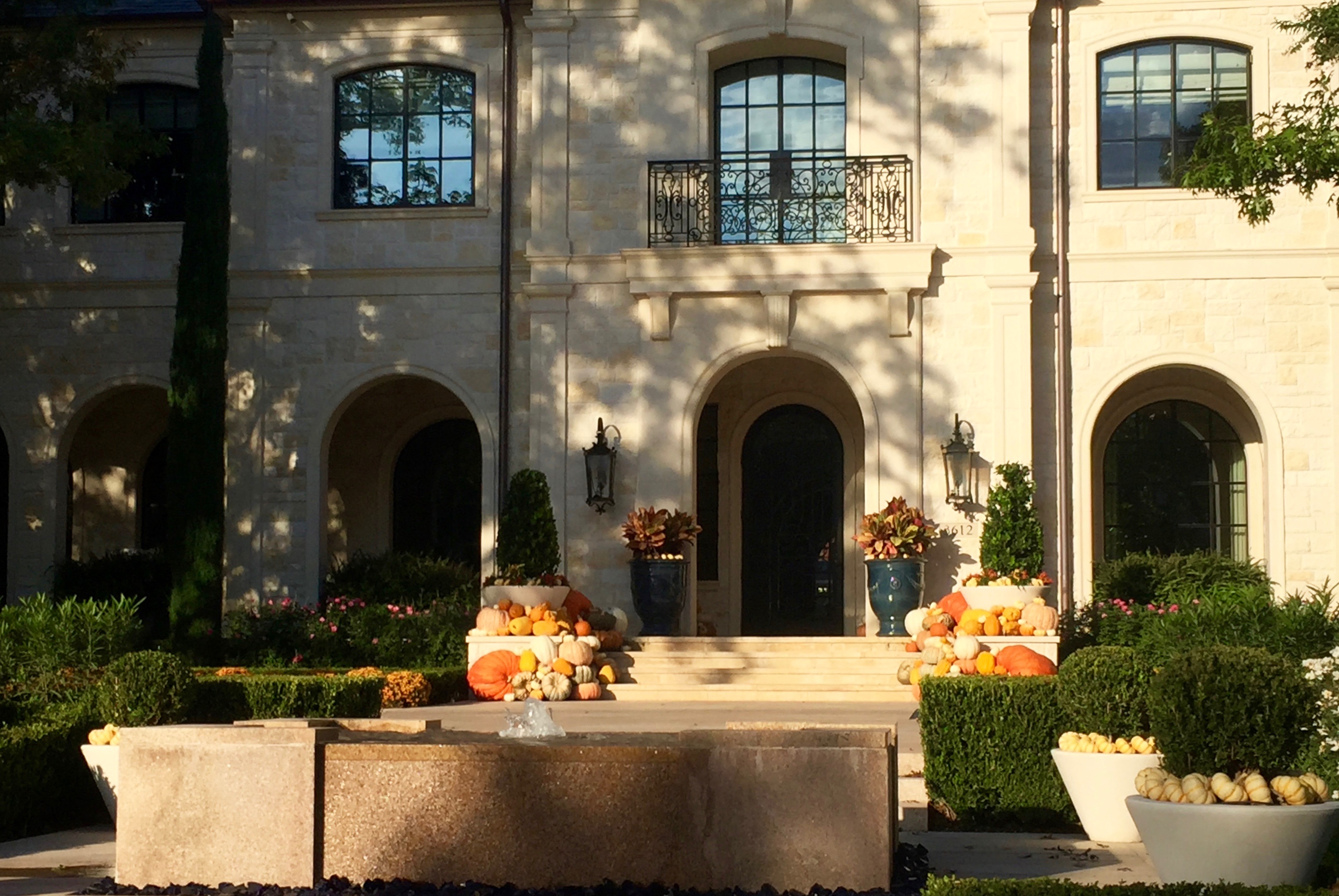 halloween-decoration-in-dallas-photo-by-the-potted-boxwood-4