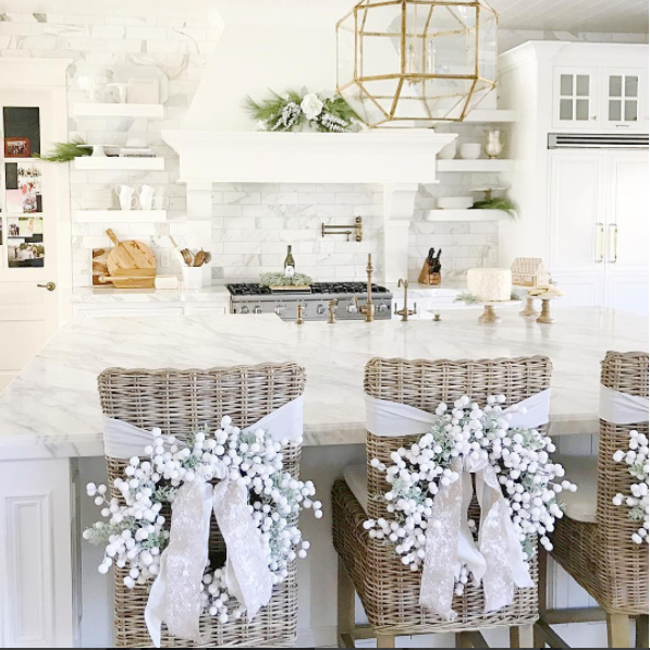 beautiful-christmas-kitchen-decor-from-rach-parcell