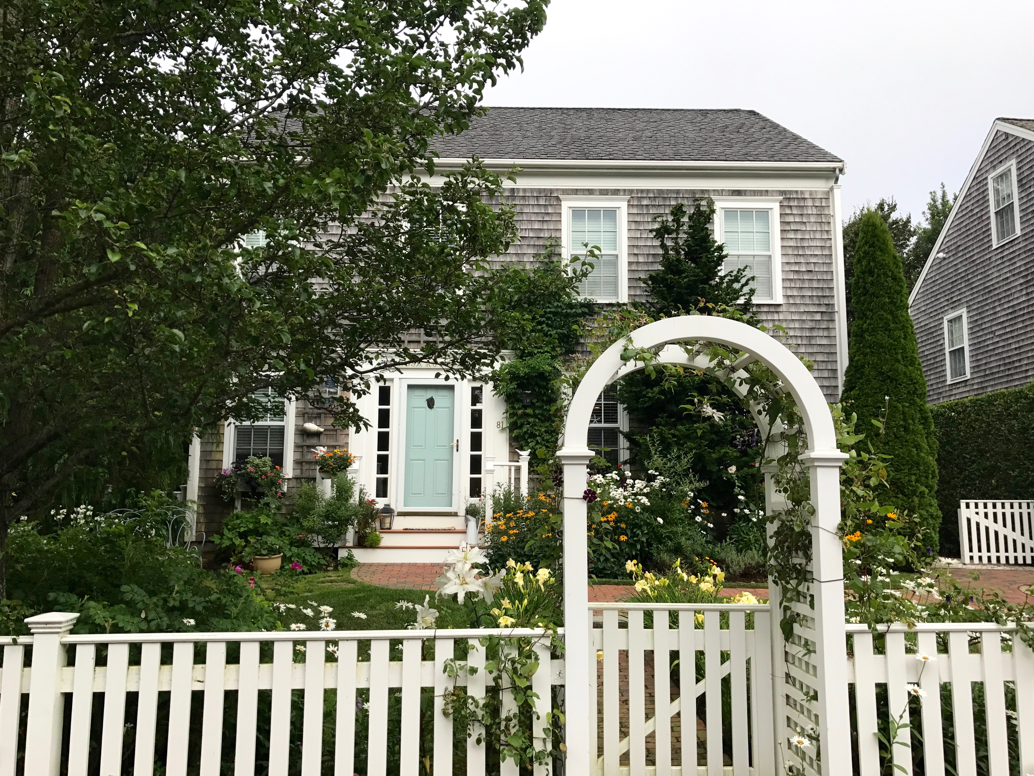 Nantucket home photo by christina dandar for The Potted Boxwood 17